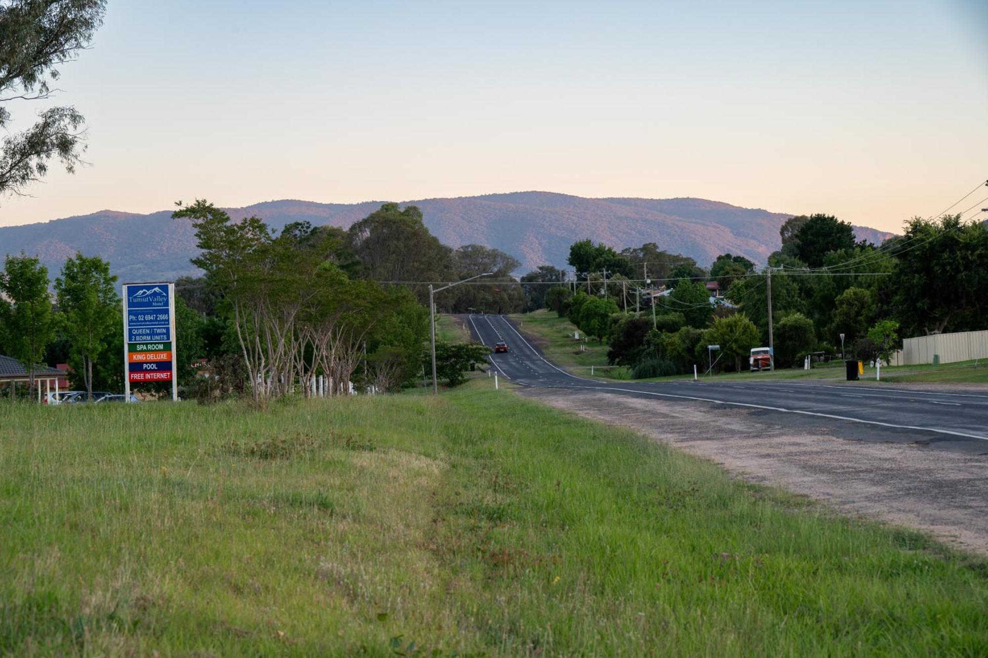 Tumut Valley Motel Pet Friendly Eksteriør billede