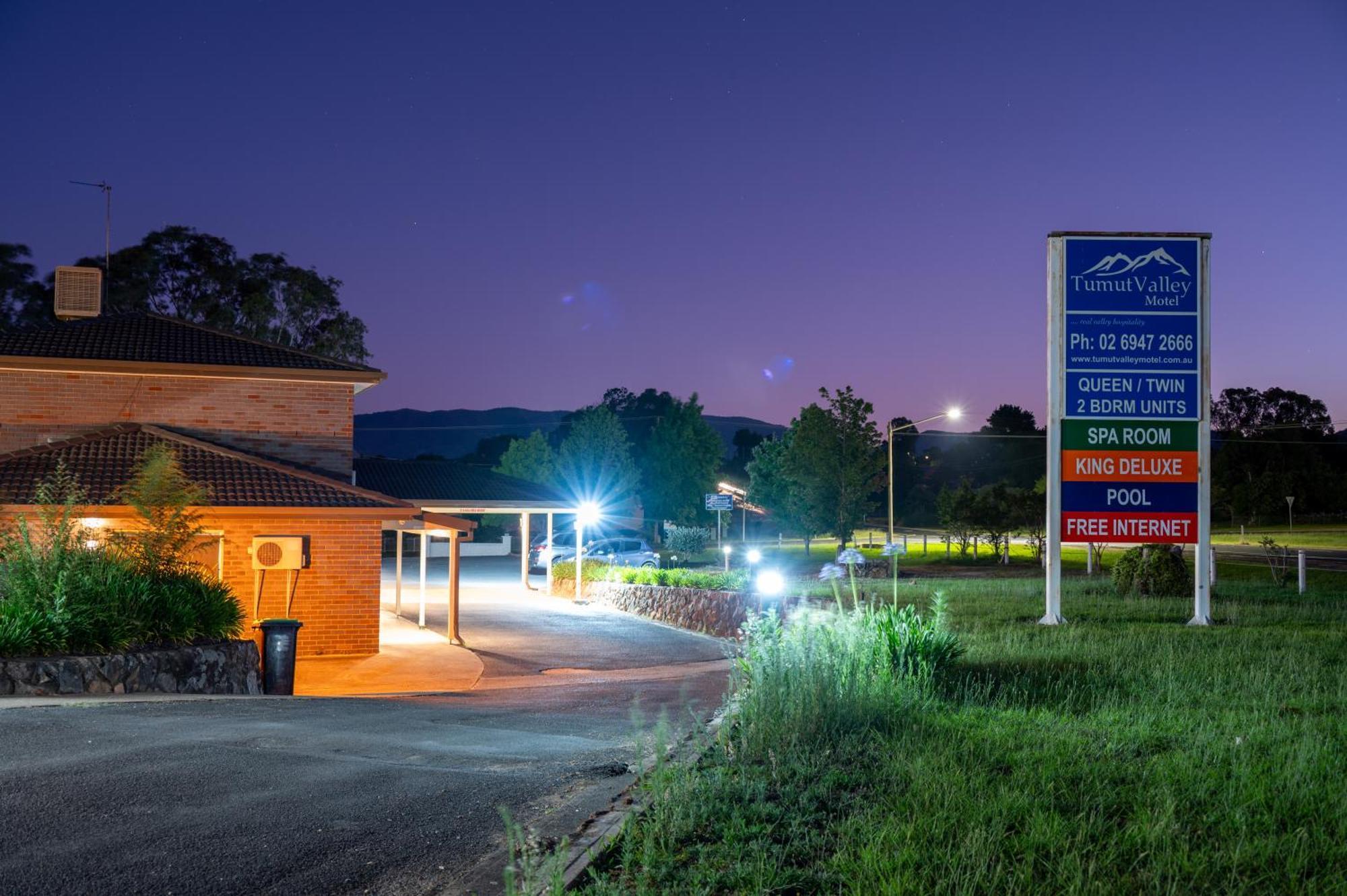 Tumut Valley Motel Pet Friendly Eksteriør billede