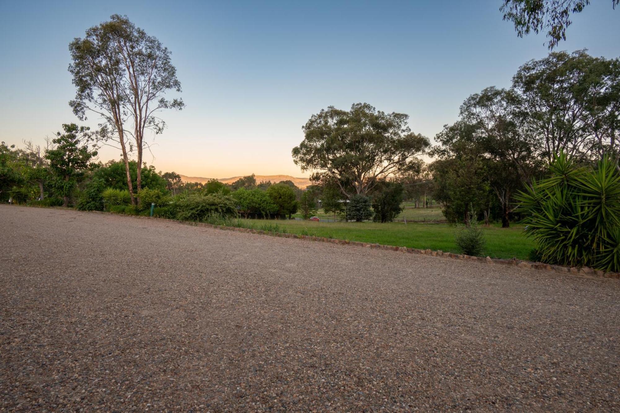 Tumut Valley Motel Pet Friendly Eksteriør billede