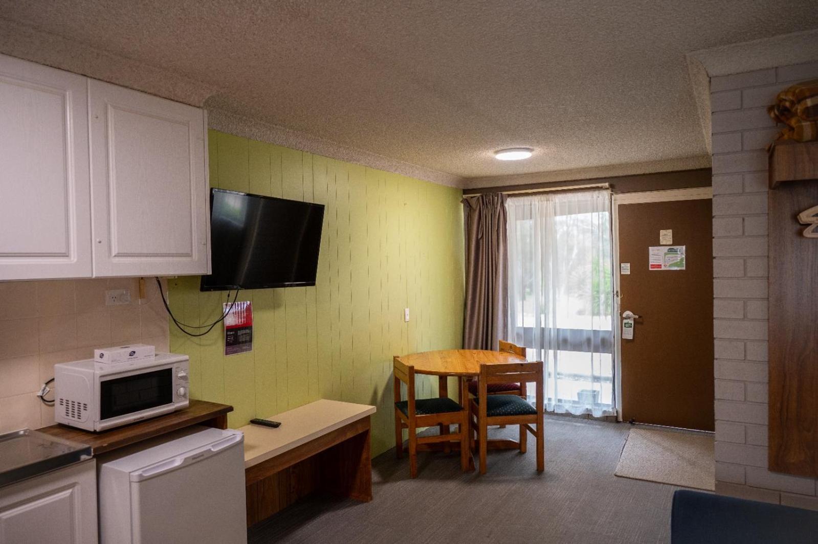 Tumut Valley Motel Pet Friendly Eksteriør billede