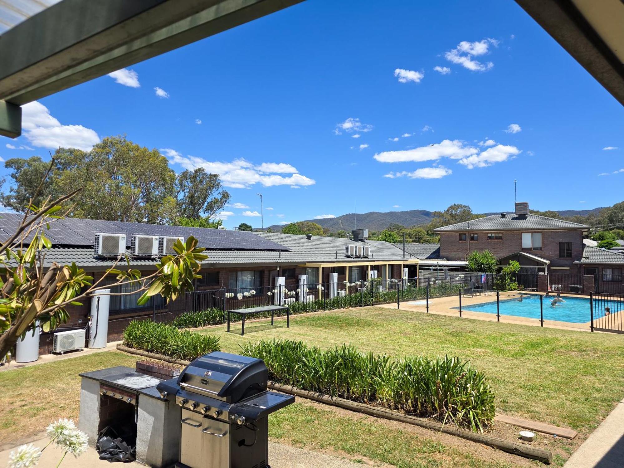 Tumut Valley Motel Pet Friendly Eksteriør billede